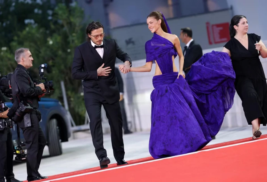 Brooklyn Beckham và vợ chiếm hết sự chú ý trên thảm đỏ Venice