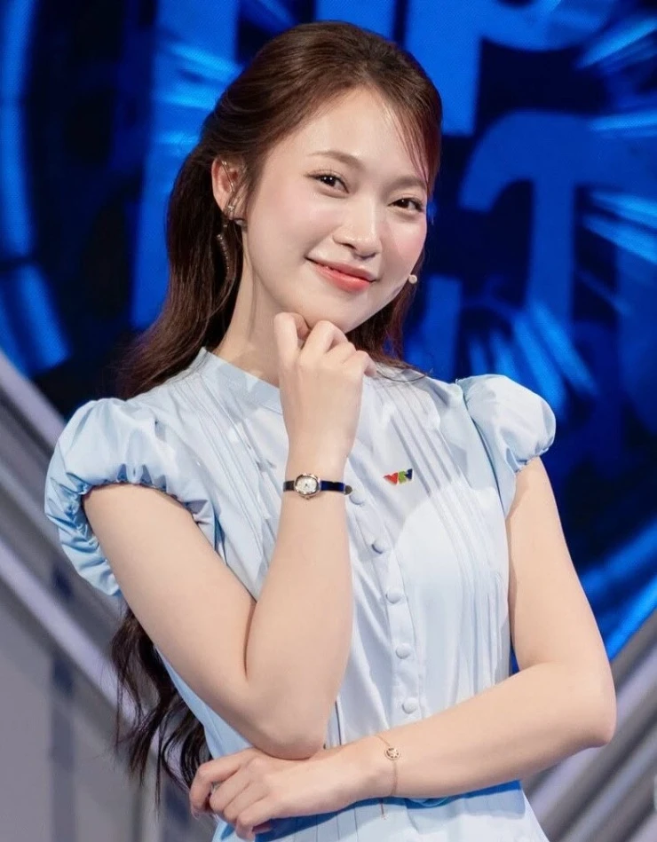 Ca sĩ Hòa Minzy, MC Khánh Vy VTV cùng lúc nhận nhiệm vụ mới