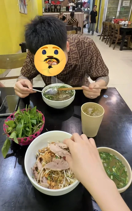 Cặp đôi quay TikTok gây tranh cãi: Hài hước giải trí hay "content r.á.c" dạy hư giới trẻ? Cặp đôi quay TikTok gây tranh cãi: Hài hước giải trí hay "content r.á.c" dạy hư giới trẻ?