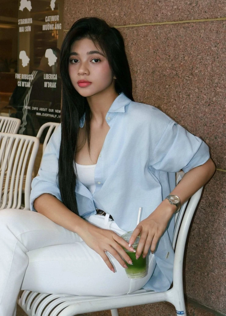 Chân dung Á hậu đậu casting phim Trại buôn người nhờ màn tẩy trang, khoe mặt mộc