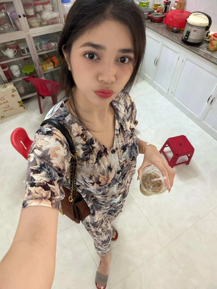 Chân dung Á hậu đậu casting phim Trại buôn người nhờ màn tẩy trang, khoe mặt mộc