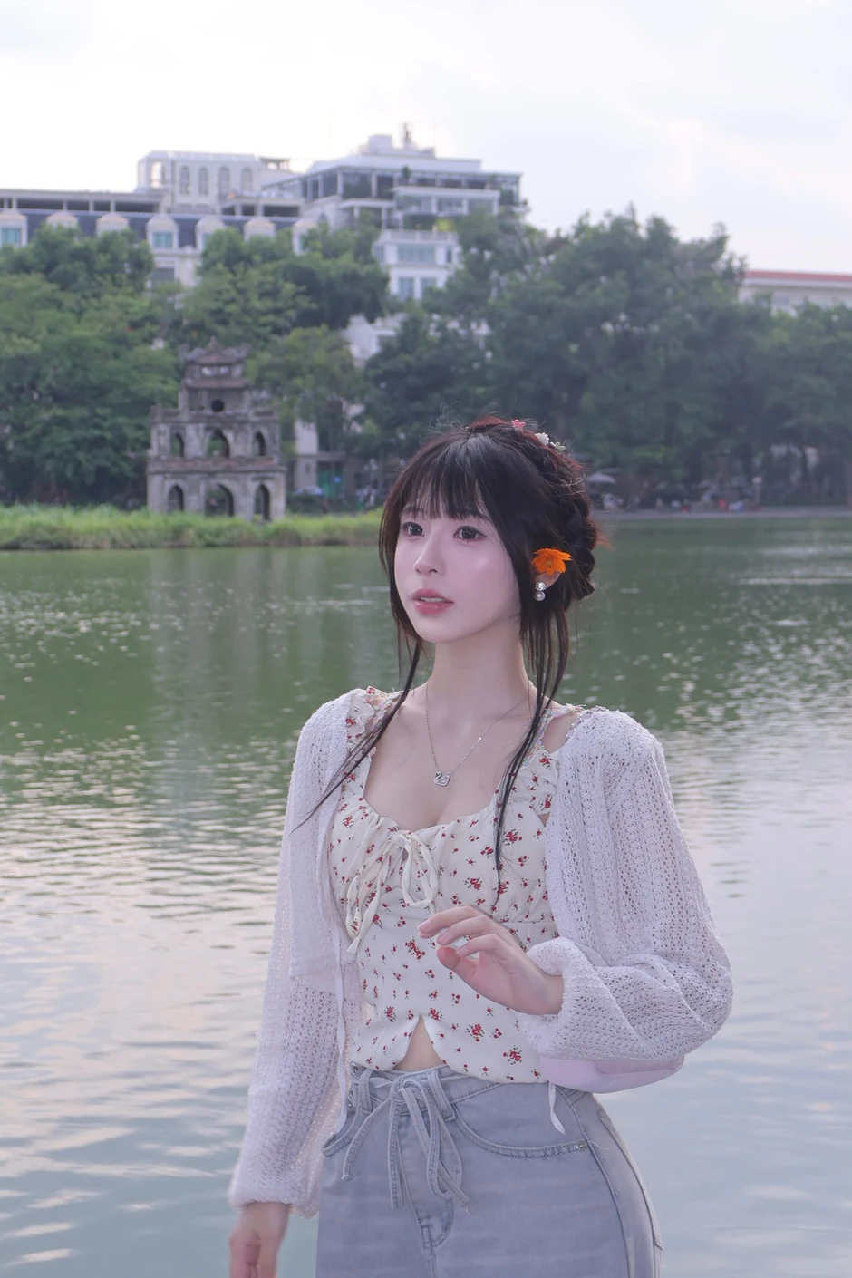 Chụp ảnh ở Hồ Gươm, bộ ảnh của cô nàng hot girl bất ngờ viral khắp MXH