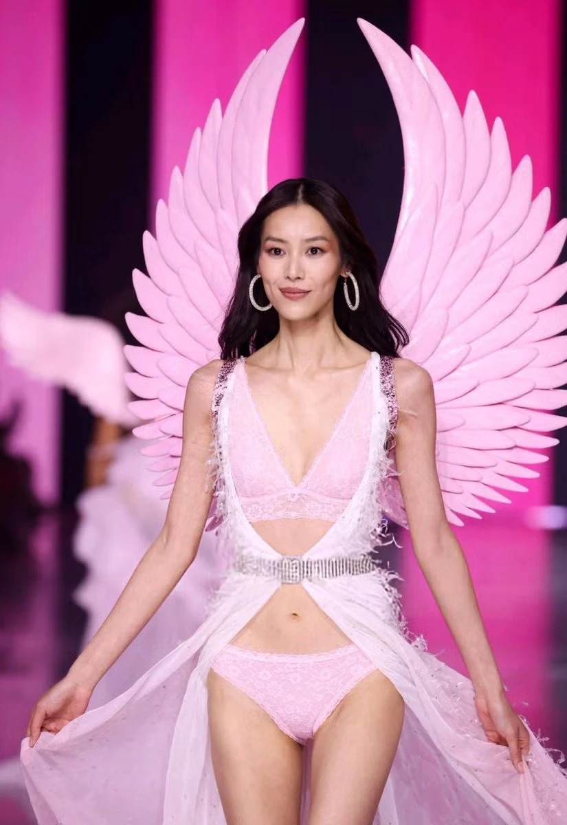 Chuyện tình siêu mẫu nội y và tổng tài hot nhất hiện tại Chuyện tình siêu mẫu nội y và tổng tài hot nhất hiện tại