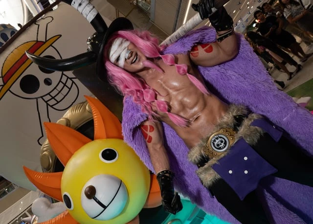 Cosplay Hoàng tử Loki đỉnh nhất One Piece: Từ visual, cơ bắp đến nụ cười "bất trị" đều xuất sắc