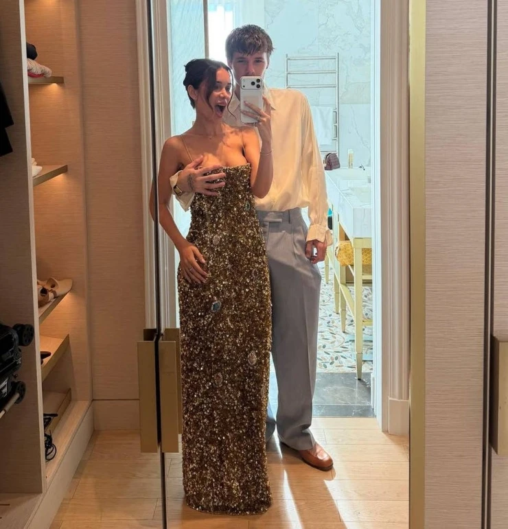 Cruz Beckham khoe khoảnh khắc thân mật táo bạo với bạn gái hơn 9 tuổi Cruz Beckham khoe khoảnh khắc thân mật táo bạo với bạn gái hơn 9 tuổi