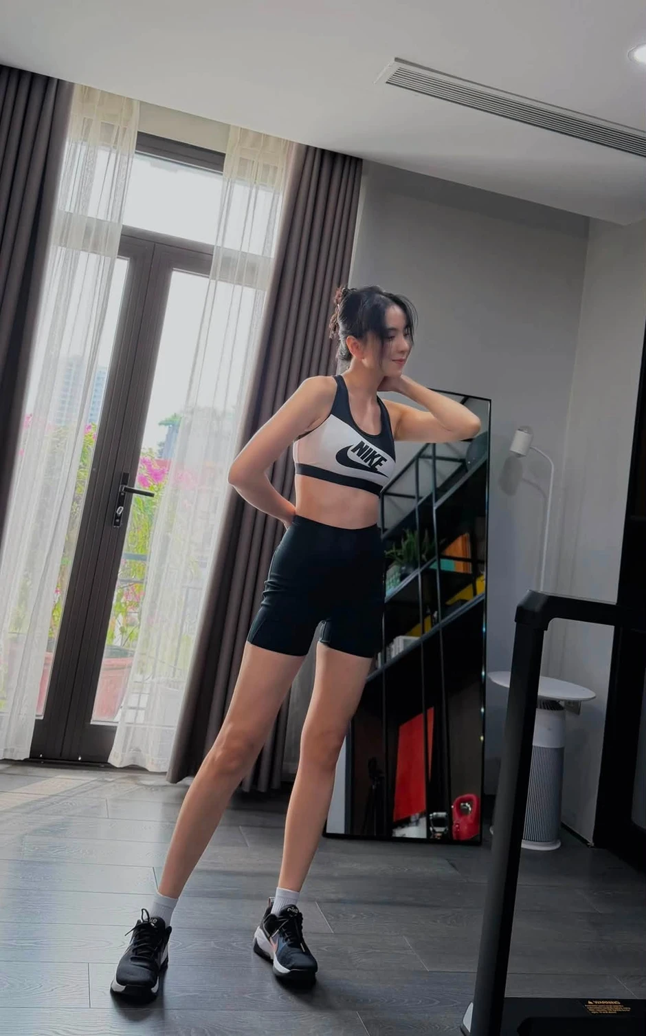Cựu MC thời tiết làm dâu đại gia Bắc Ninh thả loạt ảnh biniki nuột nà, rời khỏi lâu đài là “bung lụa”