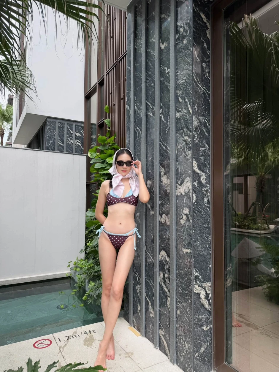 Cựu MC thời tiết làm dâu đại gia Bắc Ninh thả loạt ảnh biniki nuột nà, rời khỏi lâu đài là “bung lụa”