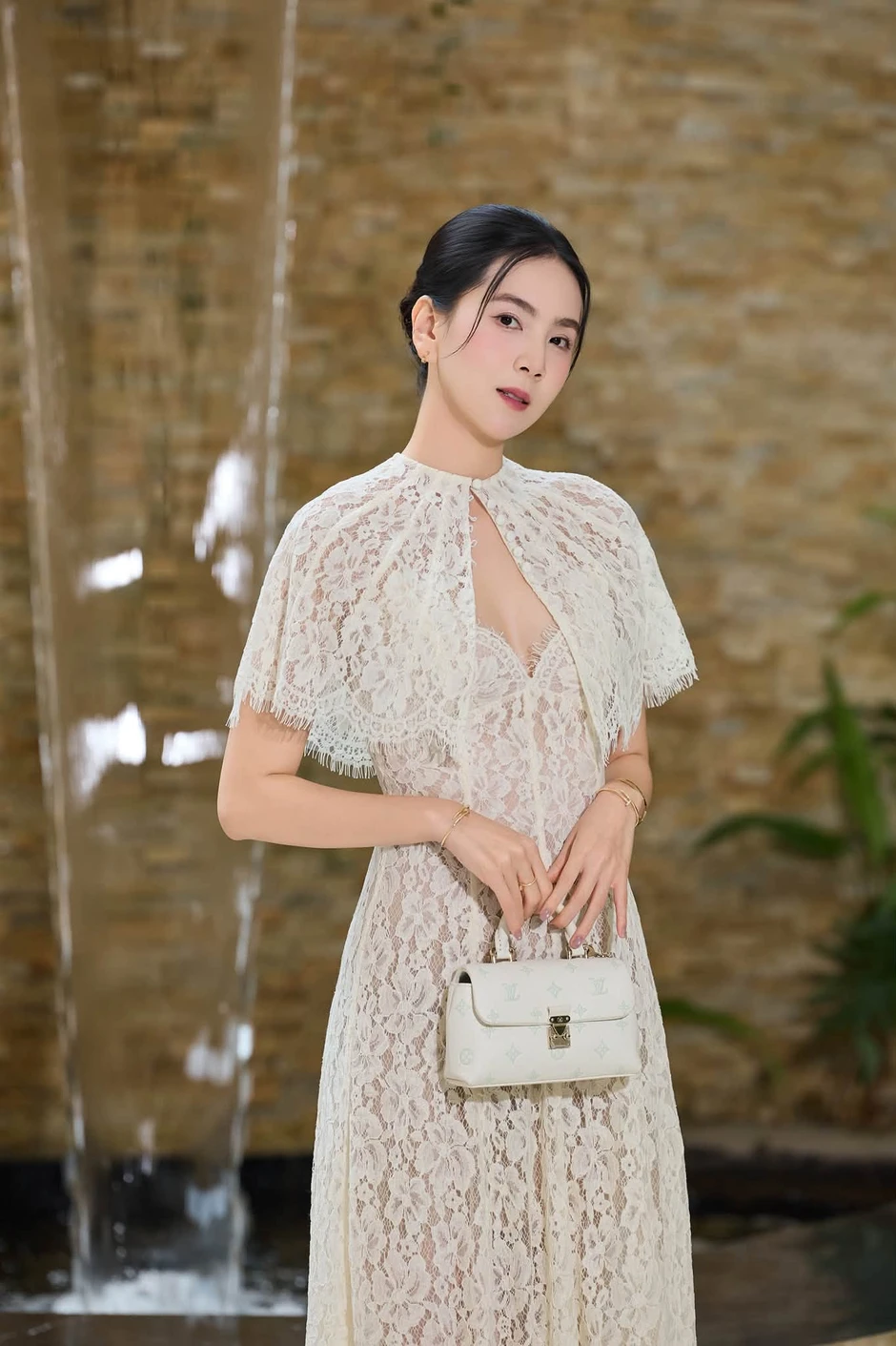 Cựu MC thời tiết làm dâu đại gia Bắc Ninh thả loạt ảnh biniki nuột nà, rời khỏi lâu đài là “bung lụa”