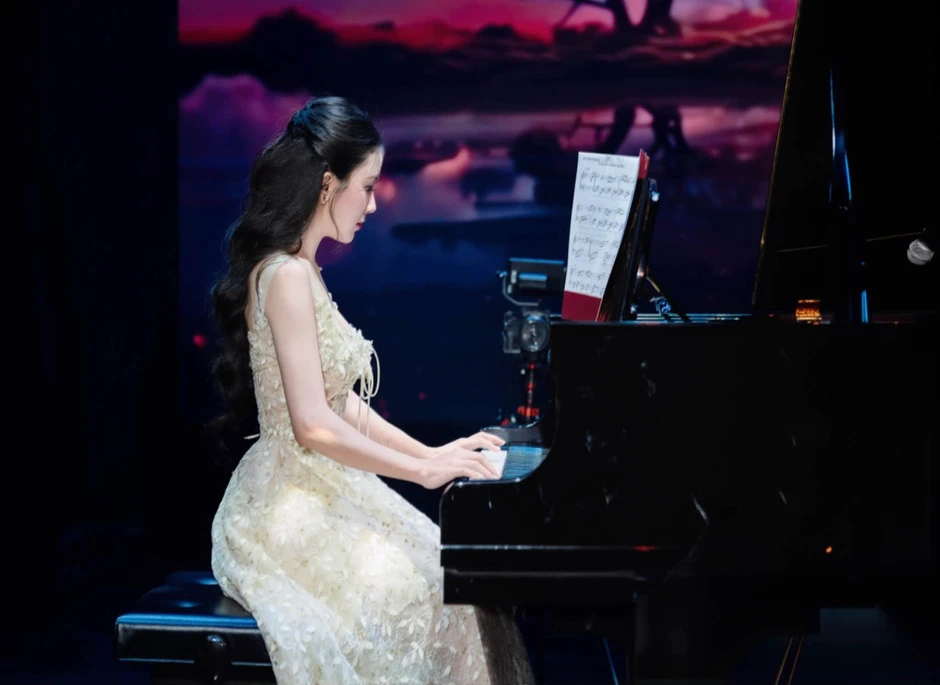 Đã mắt với nhan sắc tựa tiểu thư khuê nữ của hot girl piano