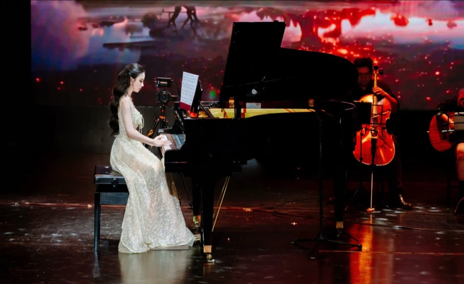 Đã mắt với nhan sắc tựa tiểu thư khuê nữ của hot girl piano