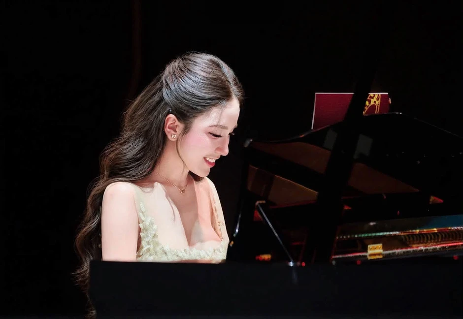 Đã mắt với nhan sắc tựa tiểu thư khuê nữ của hot girl piano