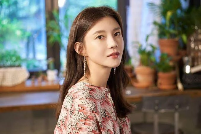 Dàn tình cũ Lee Dong Gun: Người viên mãn bên chồng công tố, kẻ chật vật làm mẹ đơn thân
