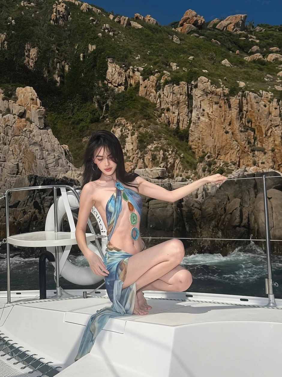 Đến chồng tài tử cũng không chịu nổi sắc vóc của "ma nữ" Mai Davika tại resort đắt nhất Việt Nam