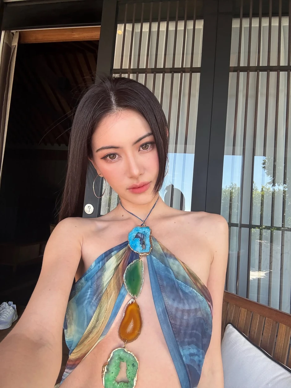 Đến chồng tài tử cũng không chịu nổi sắc vóc của "ma nữ" Mai Davika tại resort đắt nhất Việt Nam