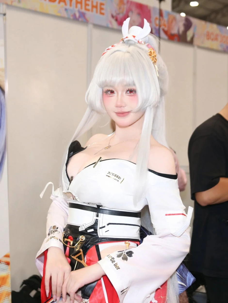 Đi ăn mà cũng đẹp hớp hồn người xem, nữ coser này càng ngày càng được yêu mến Đi ăn mà cũng đẹp hớp hồn người xem, nữ coser này càng ngày càng được yêu mến