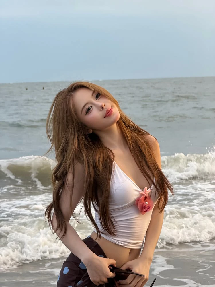 Đi biển nghỉ lễ, Hà Môi khiến CĐM mê mẩn với nhan sắc ngày càng thăng hạng