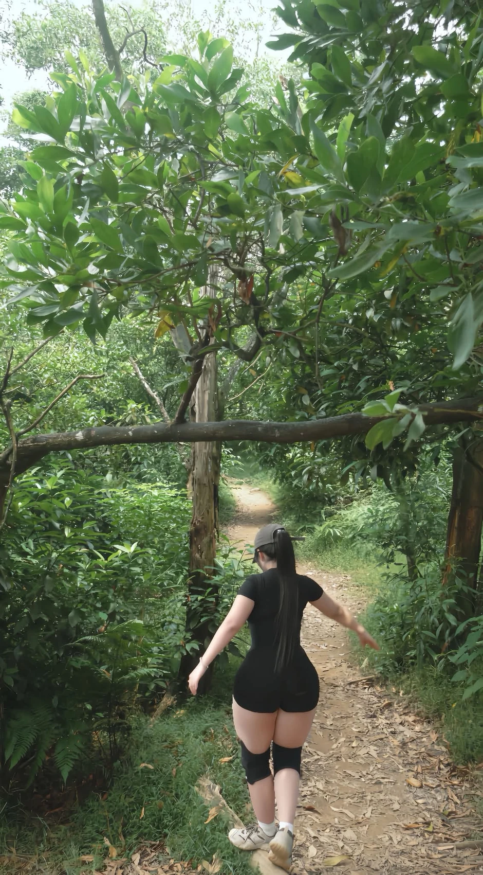 Đi trekking trong rừng, hot girl khiến người xem phải "nhăn mặt" khi lựa chọn trang phục thiếu phù hợp Đi trekking trong rừng, hot girl khiến người xem phải "nhăn mặt" khi lựa chọn trang phục thiếu phù hợp