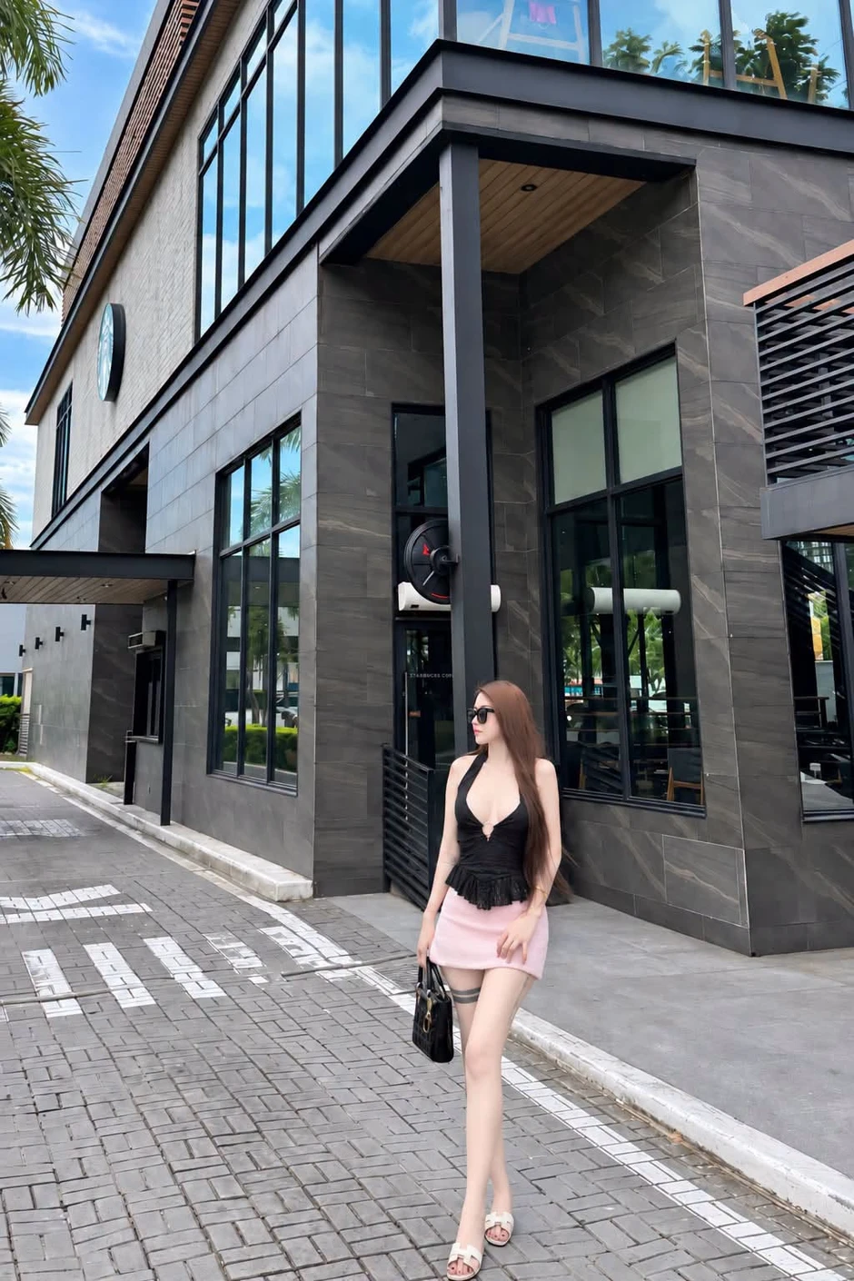 Đi uống Starbucks thôi mà hot girl này cũng khiến người xem phải "đứng ngồi không yên" Đi uống Starbucks thôi mà hot girl này cũng khiến người xem phải "đứng ngồi không yên"