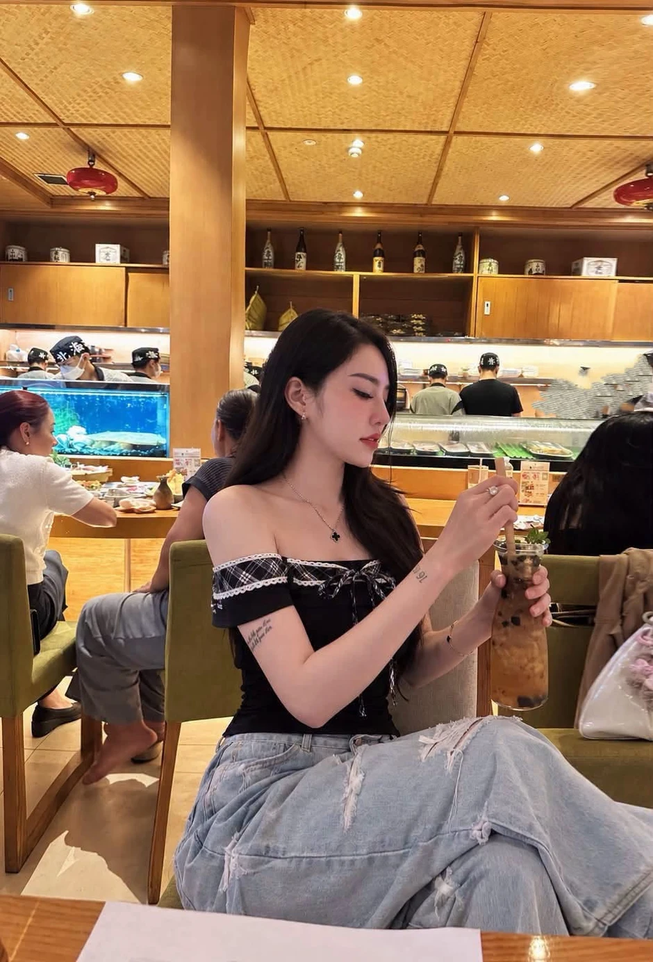 Đi uống Starbucks thôi mà hot girl này cũng khiến người xem phải "đứng ngồi không yên" Đi uống Starbucks thôi mà hot girl này cũng khiến người xem phải "đứng ngồi không yên"