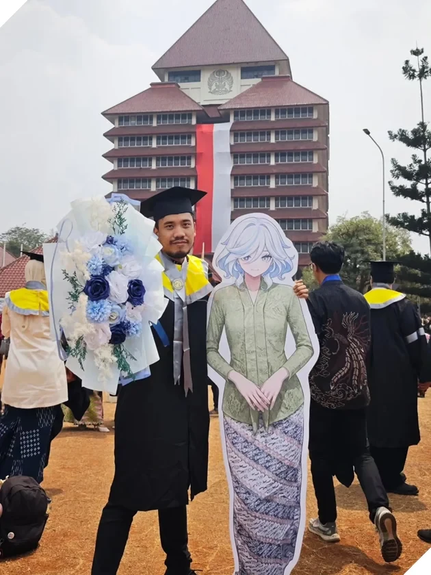 Độc đáo: Tân Thạc sĩ Indonesia mang standee Furina (Genshin Impact) mặc quốc phục Kebaya dự lễ tốt nghiệp