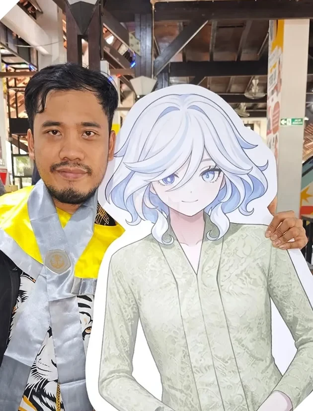 Độc đáo: Tân Thạc sĩ Indonesia mang standee Furina (Genshin Impact) mặc quốc phục Kebaya dự lễ tốt nghiệp