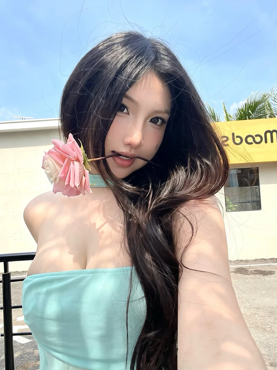 Đón bình minh trên biển, hot girl "thu hút" người xem với vóc dáng ấn tượng Đón bình minh trên biển, hot girl "thu hút" người xem với vóc dáng ấn tượng
