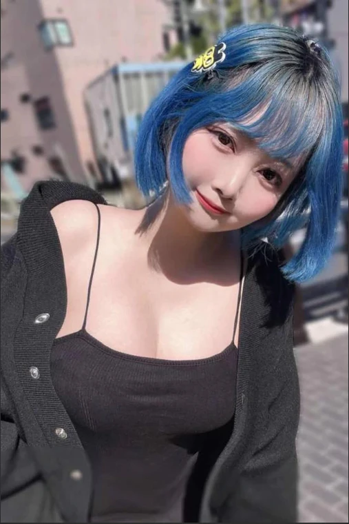 Đứng cạnh poster của chính mình nhưng chẳng ai nhận ra, hot girl Nhật Bản chán nản, tự thừa nhận "đắng lòng"