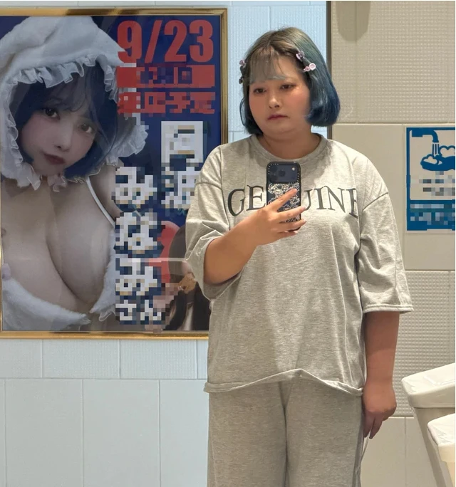 Đứng cạnh poster của chính mình nhưng chẳng ai nhận ra, hot girl Nhật Bản chán nản, tự thừa nhận "đắng lòng"