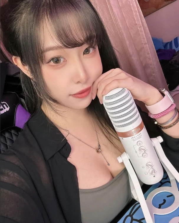 Được "mời" làm việc "riêng tư, nữ streamer gợi cảm vội từ chối, vẫn bị chỉ trích ngay sau đó