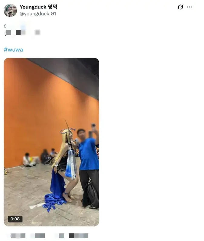 Gây sốt tại sự kiện mới đây, nữ cosplayer gợi cảm gây bão mạng, fan vẫn "ngại" đứng gần vì một lý do
