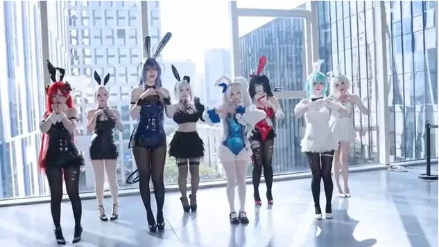 Gây sốt tại sự kiện mới đây, nữ cosplayer gợi cảm gây bão mạng, fan vẫn "ngại" đứng gần vì một lý do
