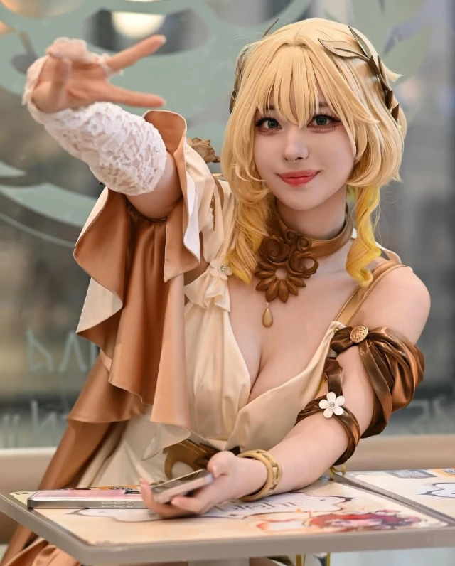 Gây sốt tại sự kiện mới đây, nữ cosplayer gợi cảm gây bão mạng, fan vẫn "ngại" đứng gần vì một lý do