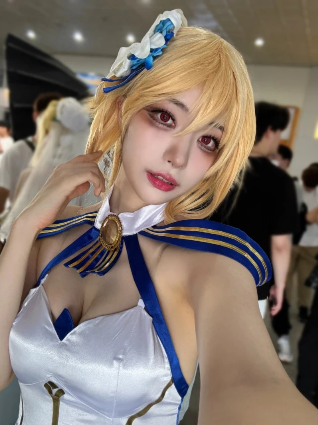 Gây sốt tại sự kiện mới đây, nữ cosplayer gợi cảm gây bão mạng, fan vẫn "ngại" đứng gần vì một lý do