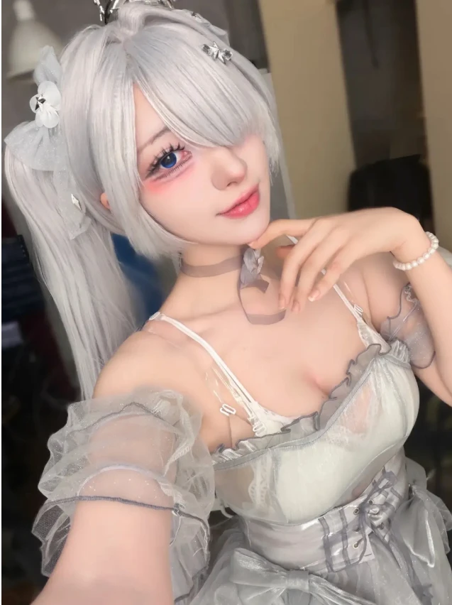 Gây sốt tại sự kiện mới đây, nữ cosplayer gợi cảm gây bão mạng, fan vẫn "ngại" đứng gần vì một lý do