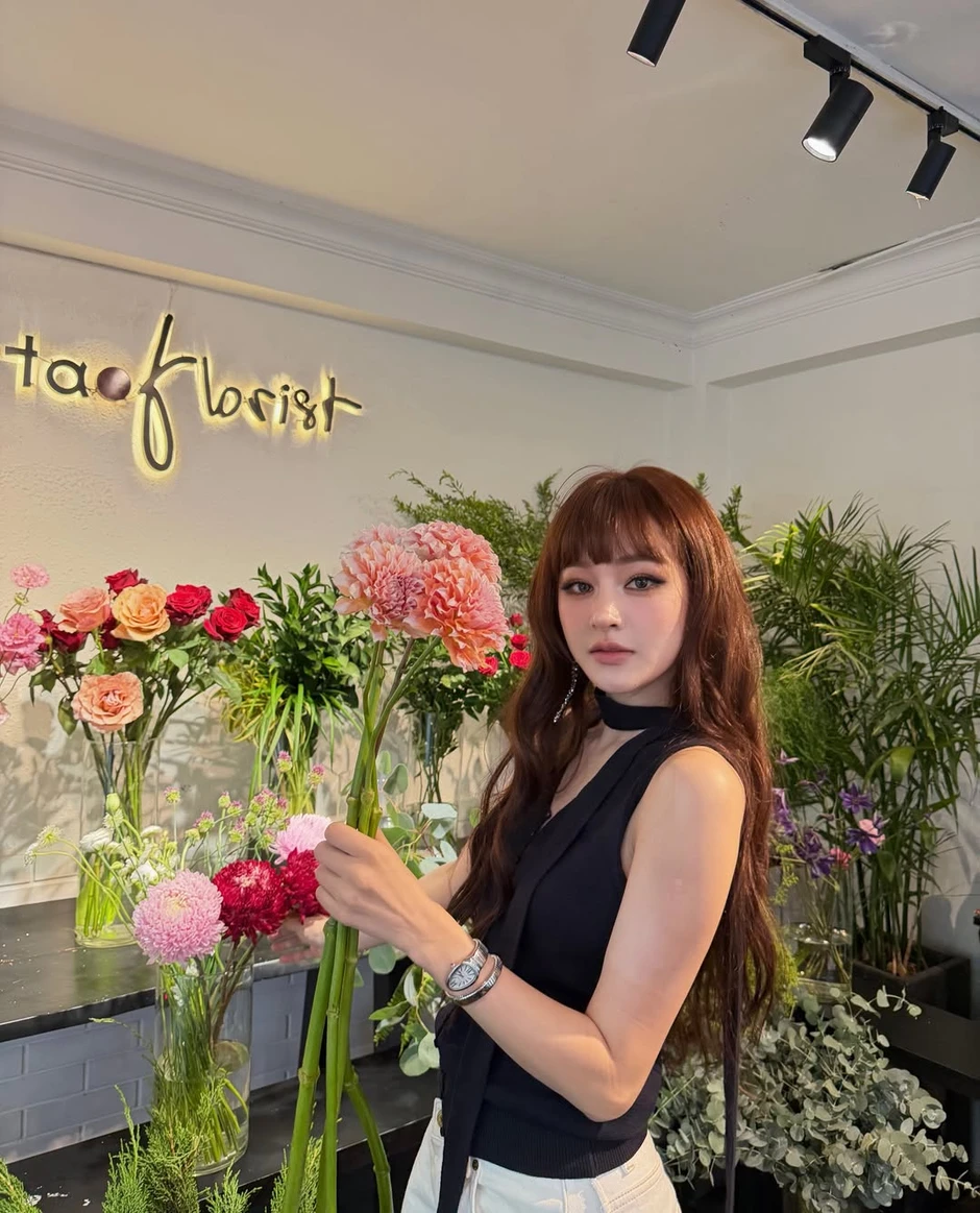 Giao diện khác lạ của Hiền Hồ đi chơi Trung Thu, khiến CĐM bàn tán xôn xao