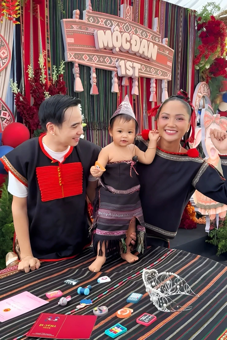 HHen Niê đãi 81 mâm cỗ mừng thôi nôi con gái