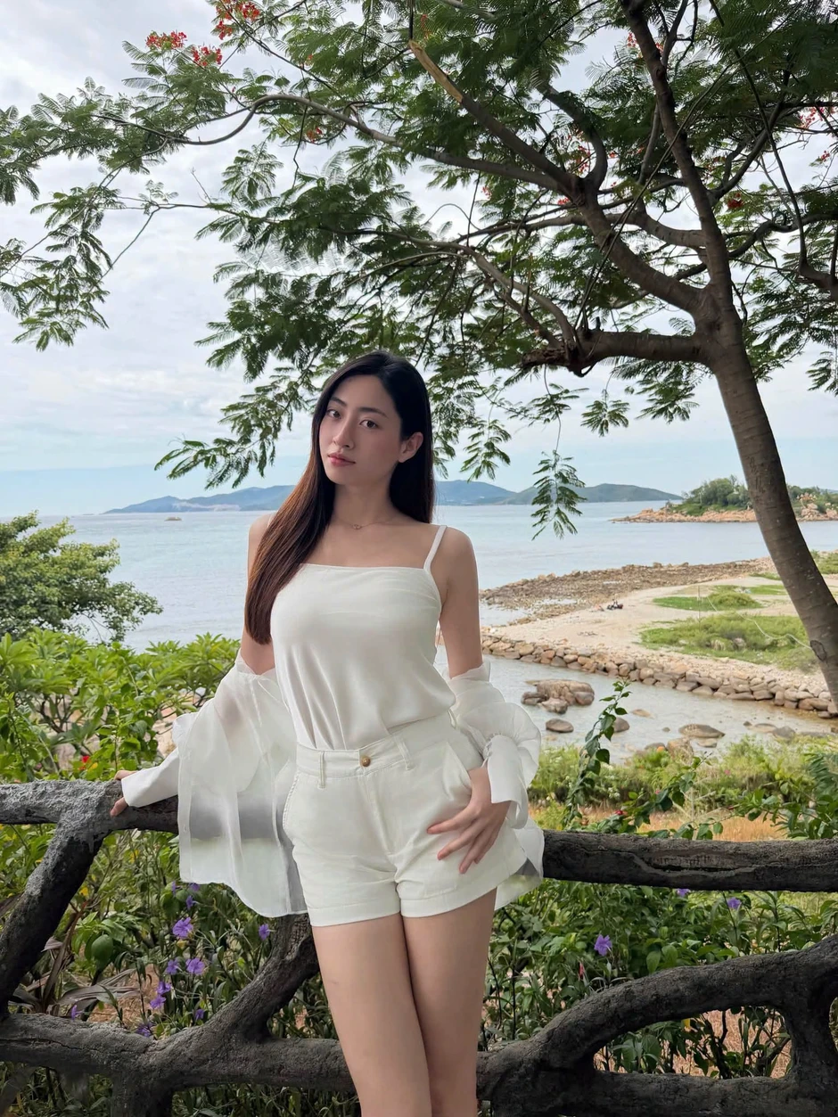 Hoa hậu Lương Thùy Linh check-in du lịch hè, "thả nhẹ" một bức ảnh cũng đủ khiến dân tình xao xuyến Hoa hậu Lương Thùy Linh check-in du lịch hè, "thả nhẹ" một bức ảnh cũng đủ khiến dân tình xao xuyến