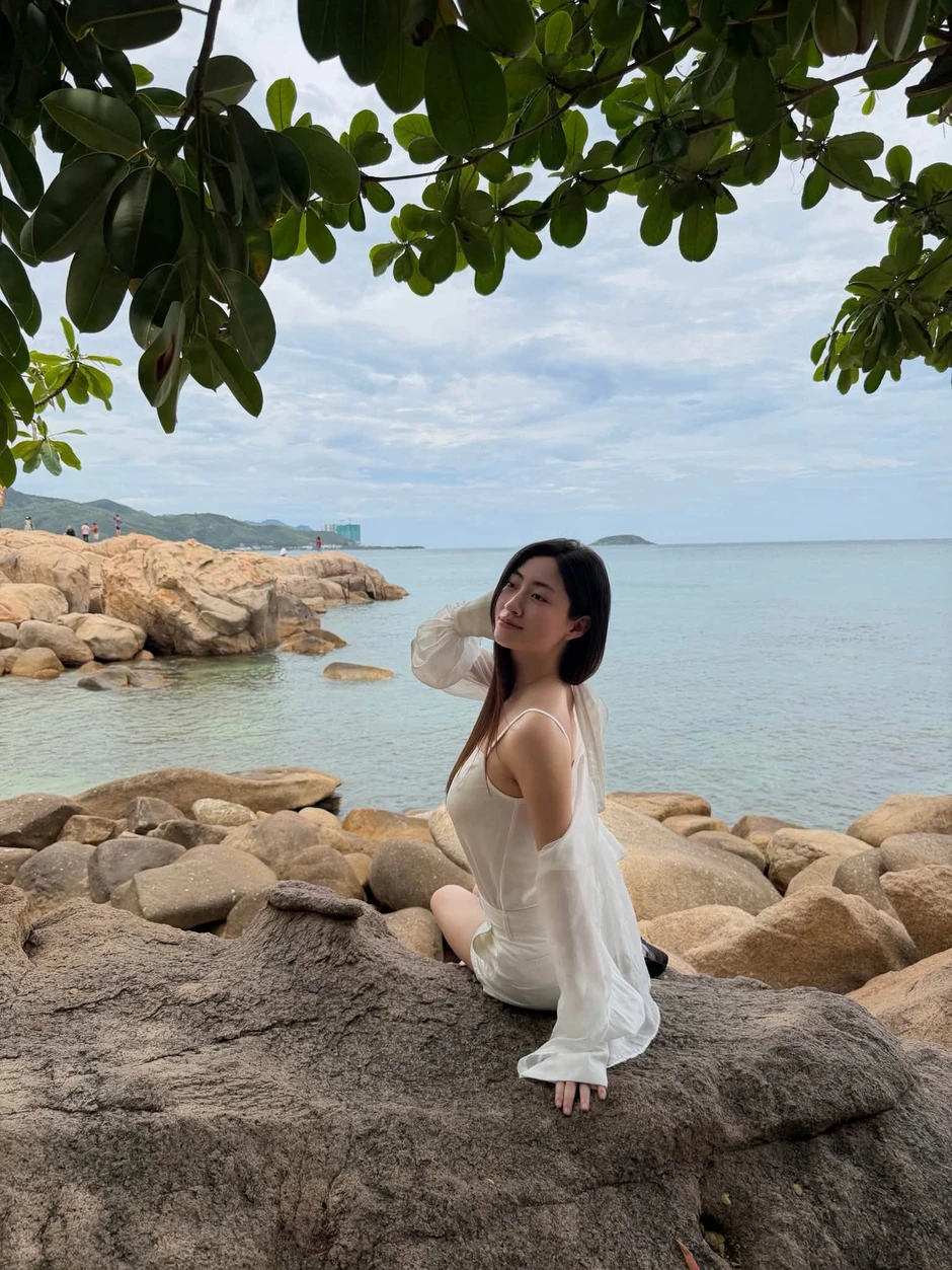 Hoa hậu Lương Thùy Linh check-in du lịch hè, "thả nhẹ" một bức ảnh cũng đủ khiến dân tình xao xuyến Hoa hậu Lương Thùy Linh check-in du lịch hè, "thả nhẹ" một bức ảnh cũng đủ khiến dân tình xao xuyến