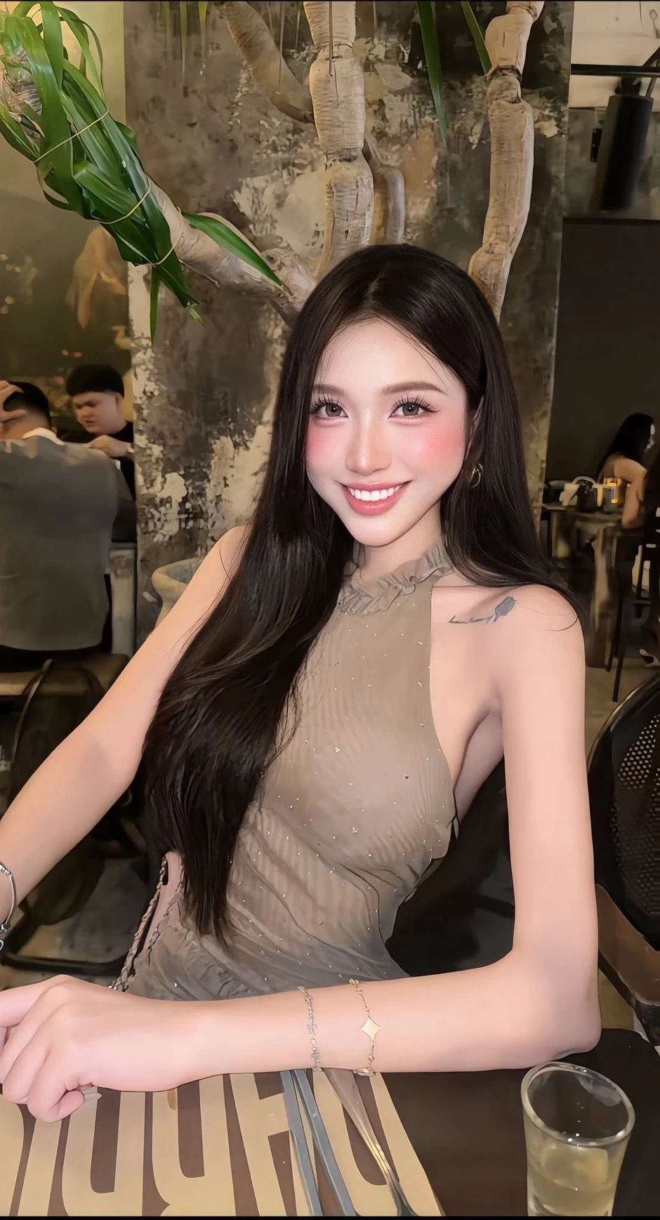 Hóa thiên thần trong bộ ảnh sinh nhật, nữ game thủ khiến anh em phải "gục ngã" trước nhan sắc ấn tượng