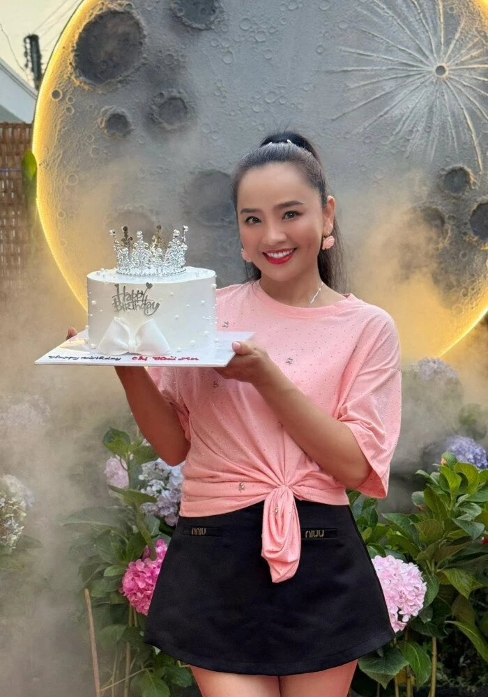 Hoài An Người đẹp Tây Đô tuổi 52 nặng gánh, chưa yêu dù nhiều người theo đuổi Hoài An Người đẹp Tây Đô tuổi 52 nặng gánh, chưa yêu dù nhiều người theo đuổi