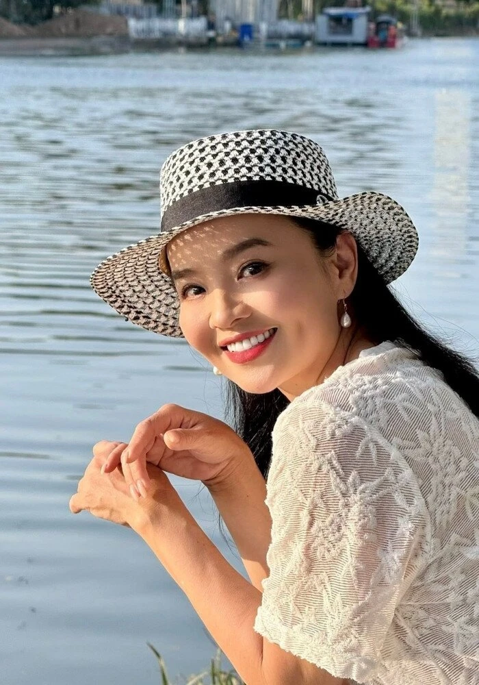 Hoài An Người đẹp Tây Đô tuổi 52 nặng gánh, chưa yêu dù nhiều người theo đuổi Hoài An Người đẹp Tây Đô tuổi 52 nặng gánh, chưa yêu dù nhiều người theo đuổi