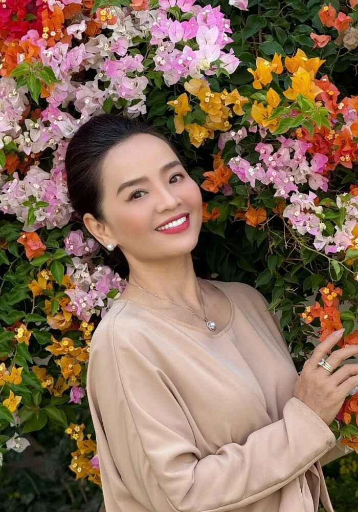 Hoài An Người đẹp Tây Đô tuổi 52 nặng gánh, chưa yêu dù nhiều người theo đuổi Hoài An Người đẹp Tây Đô tuổi 52 nặng gánh, chưa yêu dù nhiều người theo đuổi