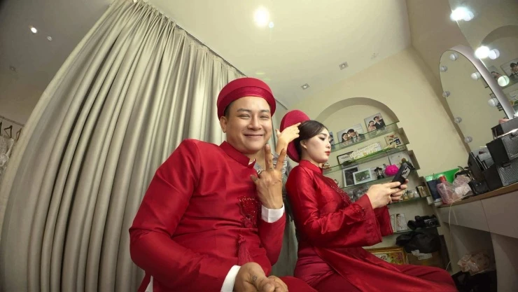 Hoài Lâm khoe ảnh cưới với cô dâu sinh năm 2004