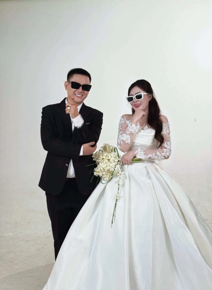 Hoài Lâm khoe ảnh cưới với cô dâu sinh năm 2004