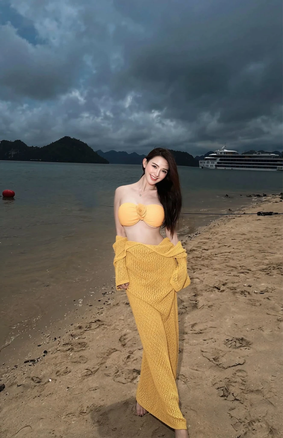 Hot girl khoe dáng quyến rũ, nhan sắc bật sáng giữa trời mưa bão khiến CĐM đồng loạt "thả tim"