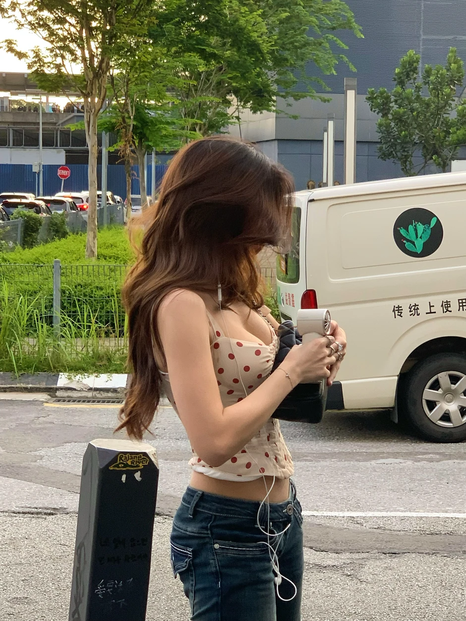 Hot girl nửa triệu người theo dõi gây bão với khoảnh khắc "chạy mưa" thần thái