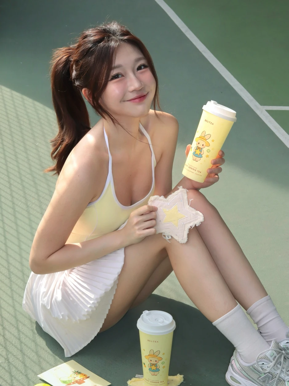 Hot girl nửa triệu người theo dõi gây bão với khoảnh khắc "chạy mưa" thần thái