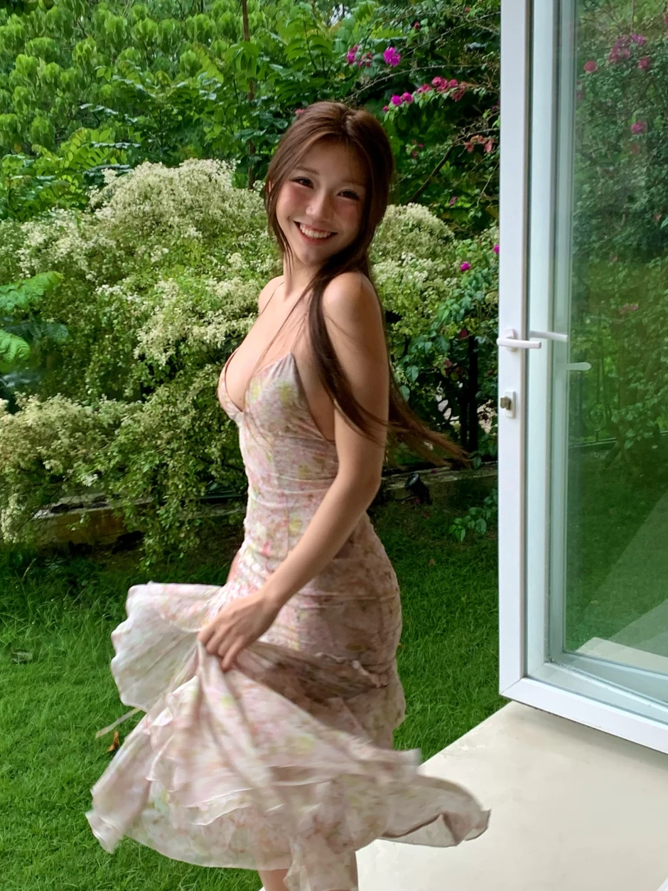 Hot girl nửa triệu người theo dõi gây bão với khoảnh khắc "chạy mưa" thần thái