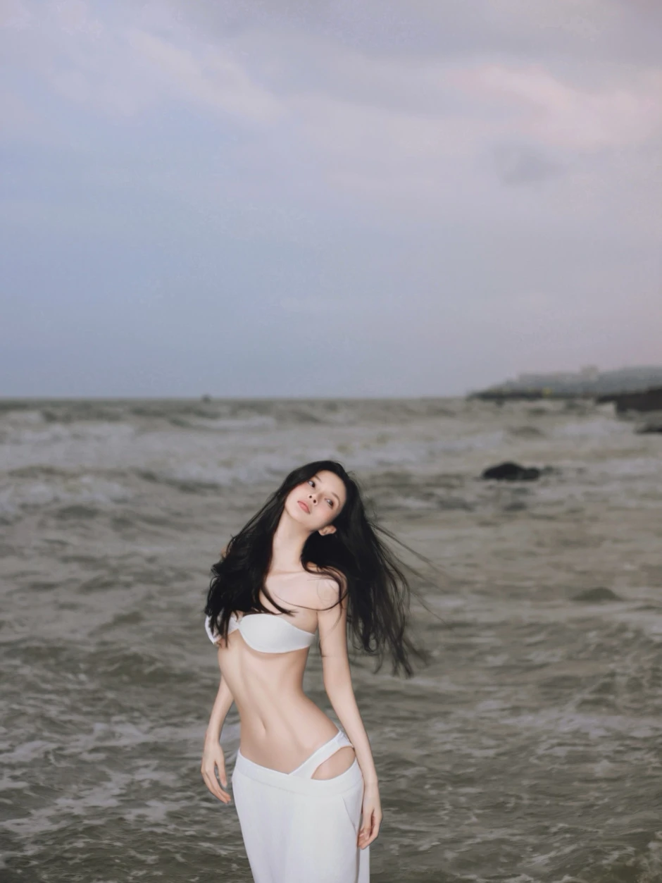 Hương Giang khoe "siêu vòng 2", netizen phán cỡ top 1 Trung Quốc