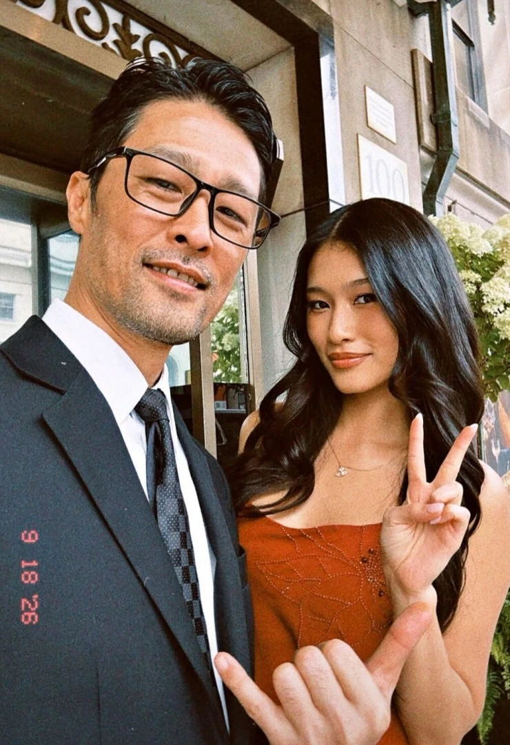 Johnny Trí Nguyễn đưa con gái lên thảm đỏ Johnny Trí Nguyễn đưa con gái lên thảm đỏ